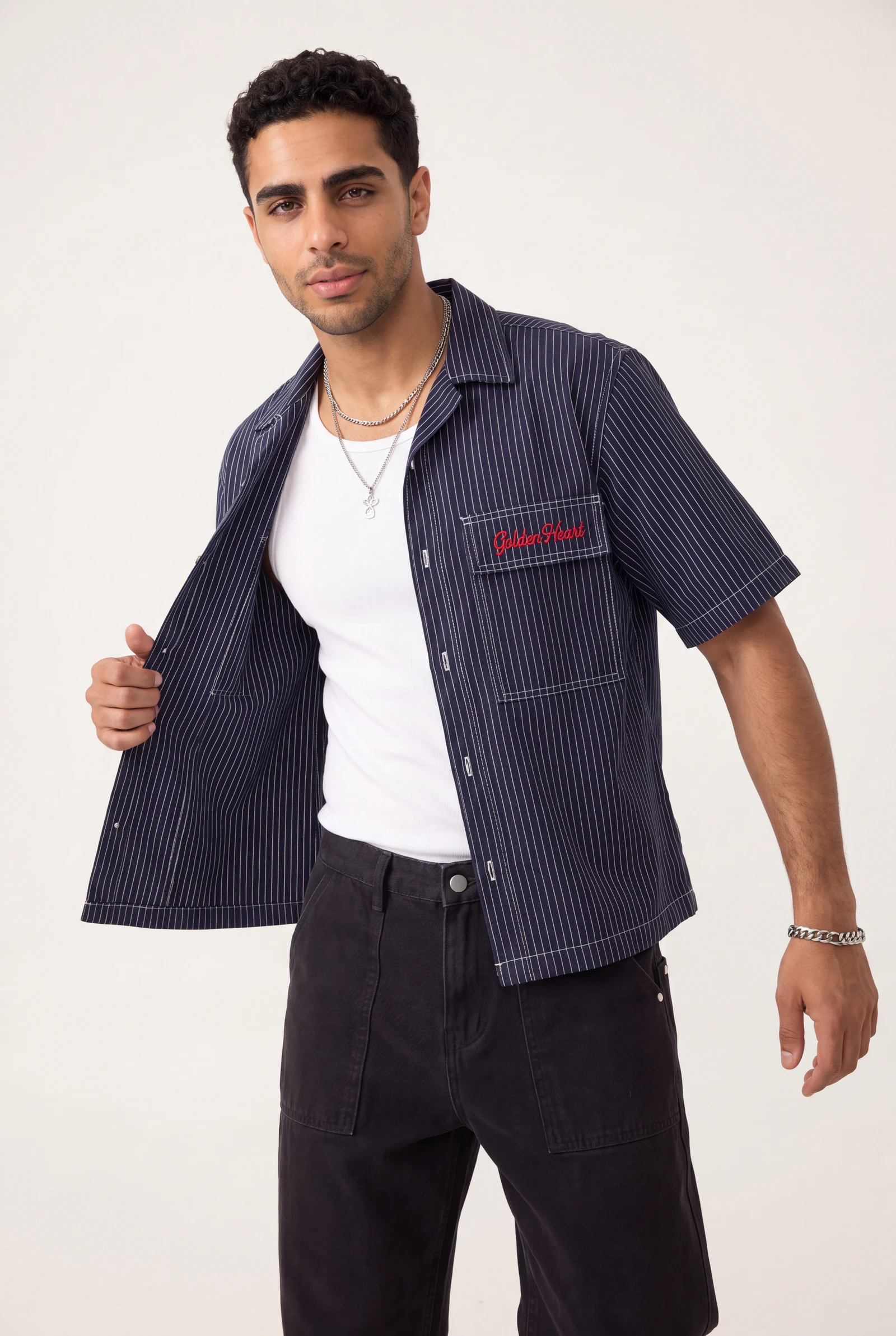 Overshirt Navy a Rayas: modelo masculina con el conjunto completo, plano de catálogo en estudio (1 de 3) — Centrix Core