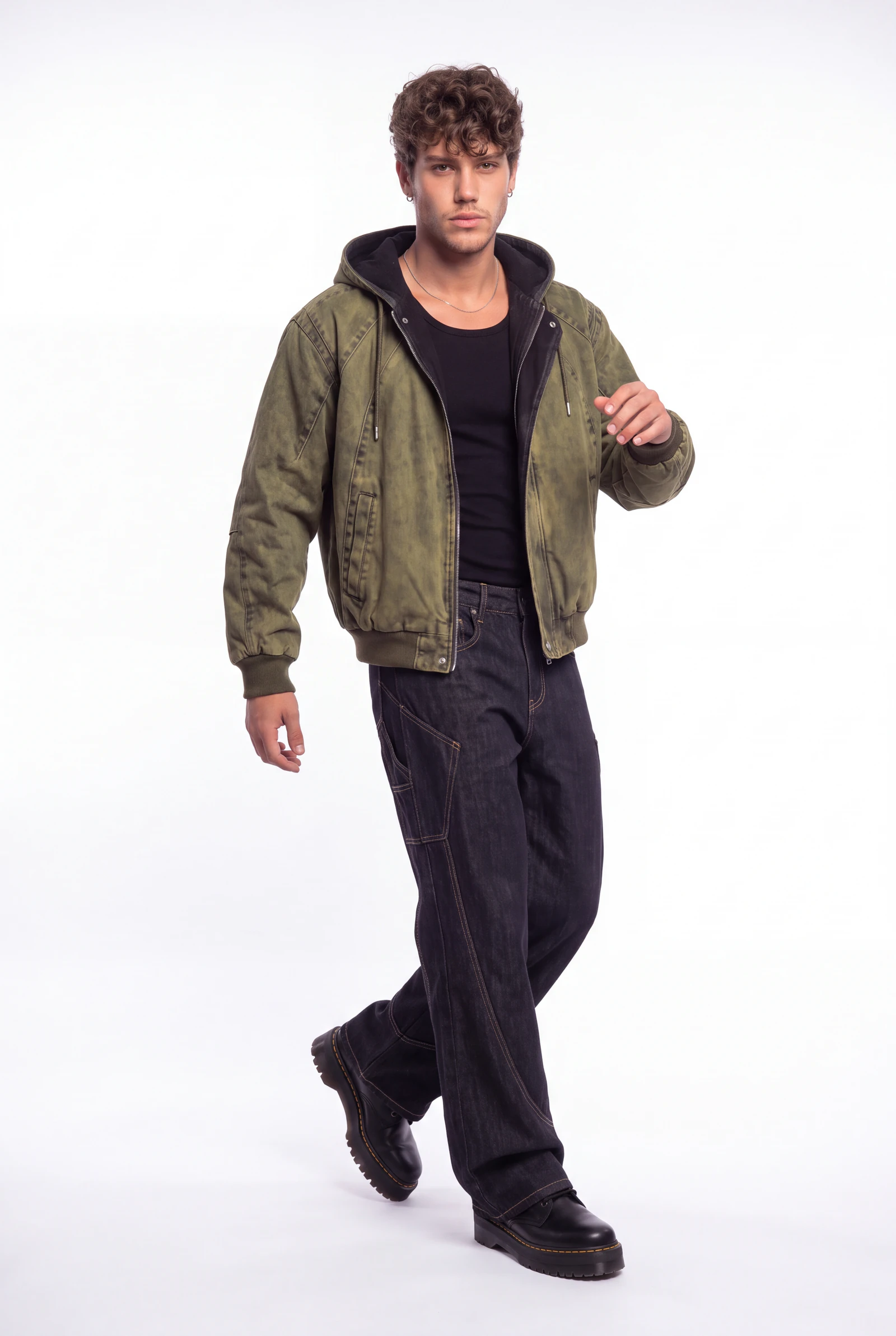 Bomber Oliva Lavado: modelo masculina con el conjunto completo, plano de catálogo en estudio (2 de 3) — Centrix Core