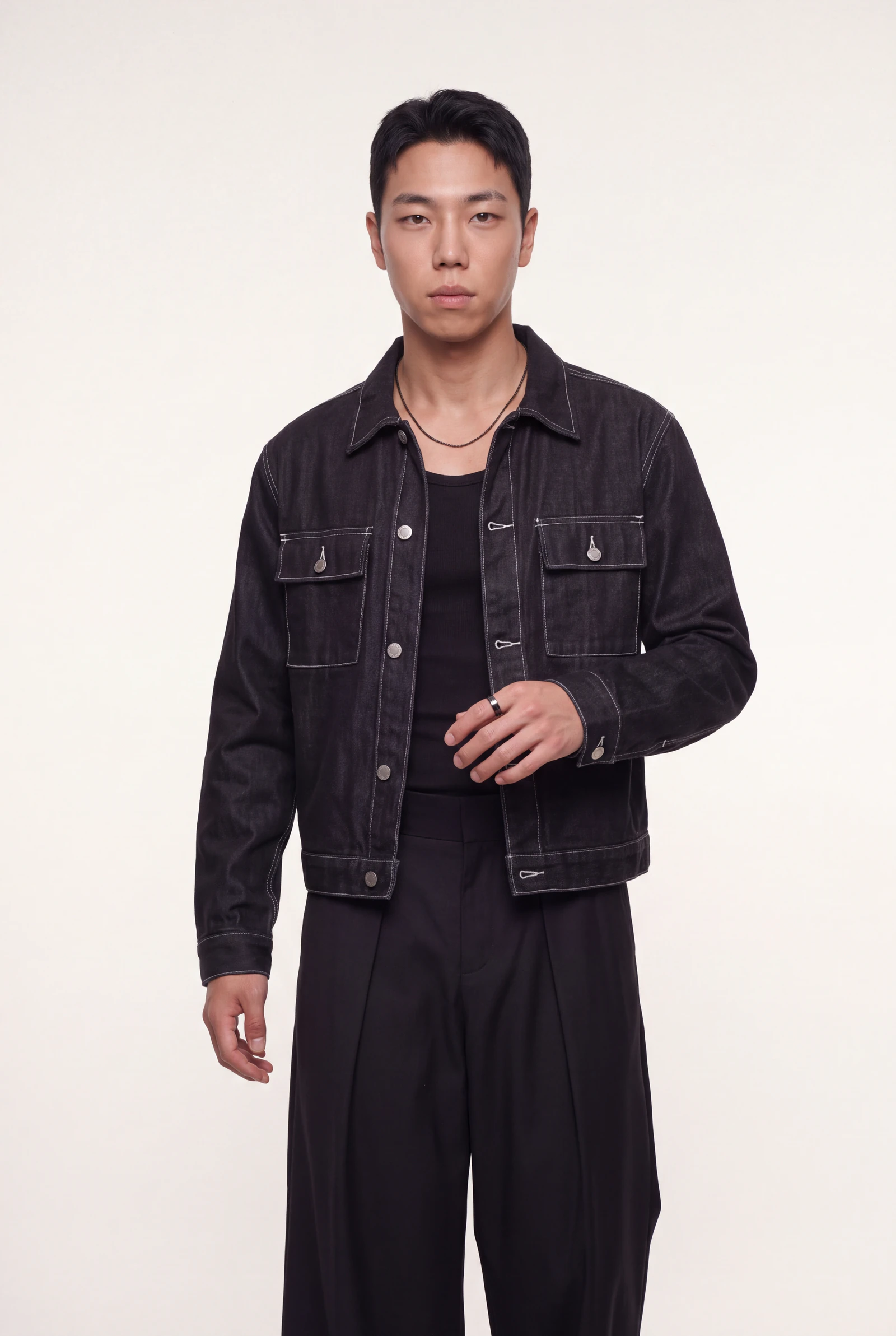 Denim Negro sobre Sastrería: modelo masculina con el conjunto completo, plano de catálogo en estudio (1 de 3) — Centrix Core