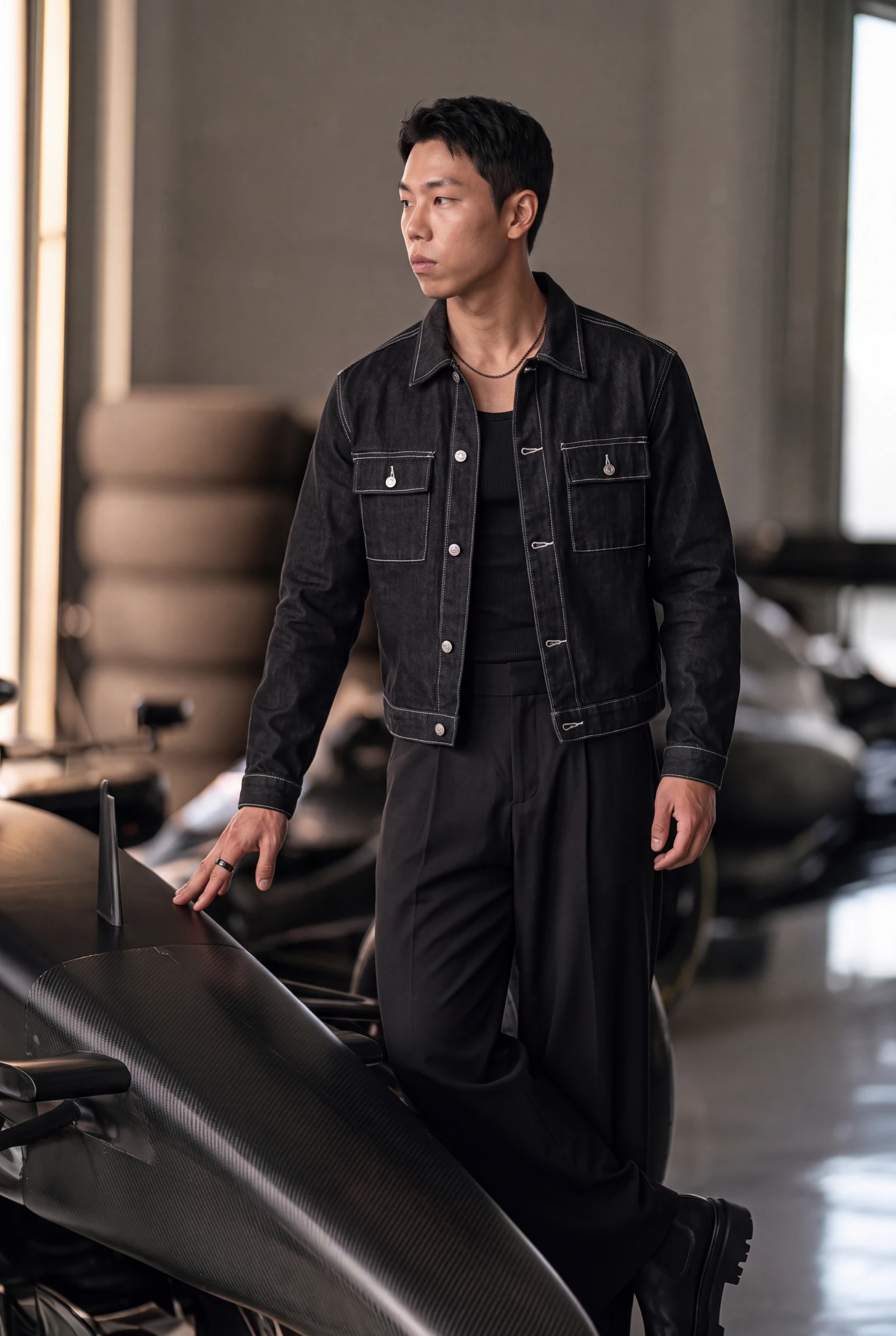 Denim Negro sobre Sastrería: campaña de moda masculina en paddock de competición · noche (3 de 4) — Centrix Core