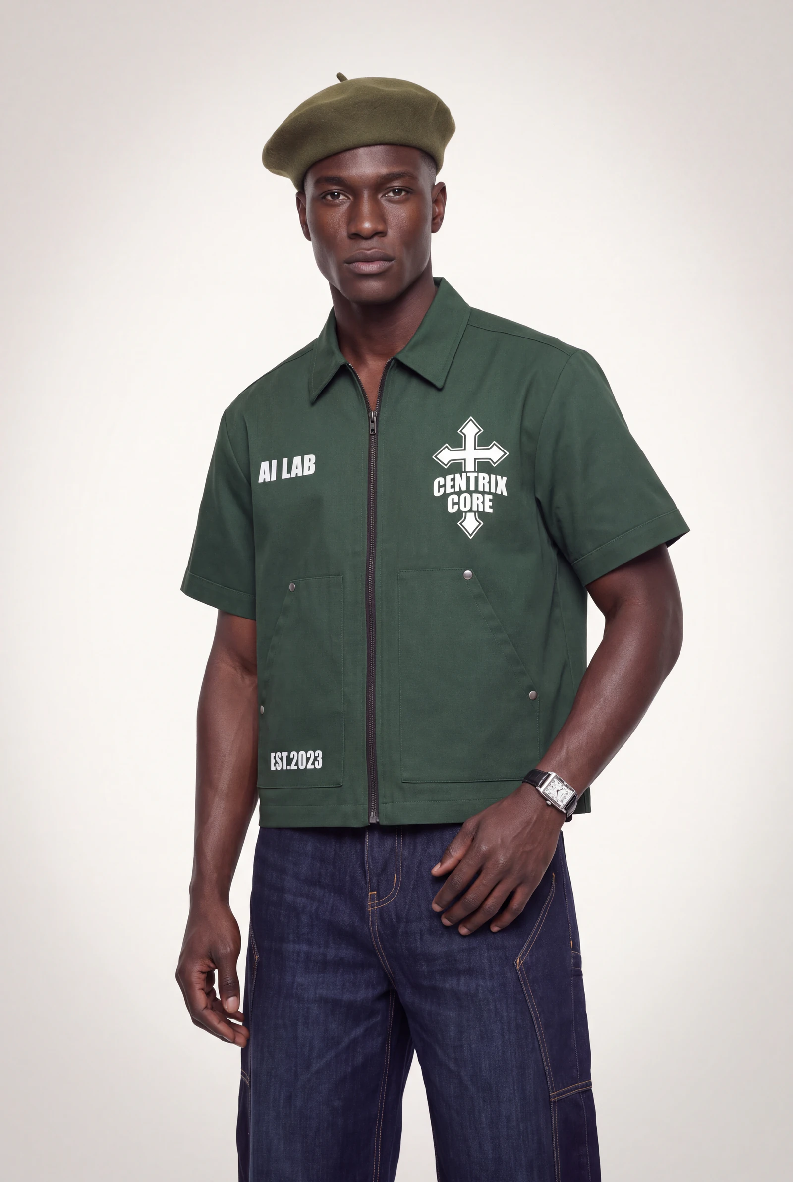 Sobrecamisa Verde Bosque: modelo masculina con el conjunto completo, plano de catálogo en estudio (1 de 3) — Centrix Core