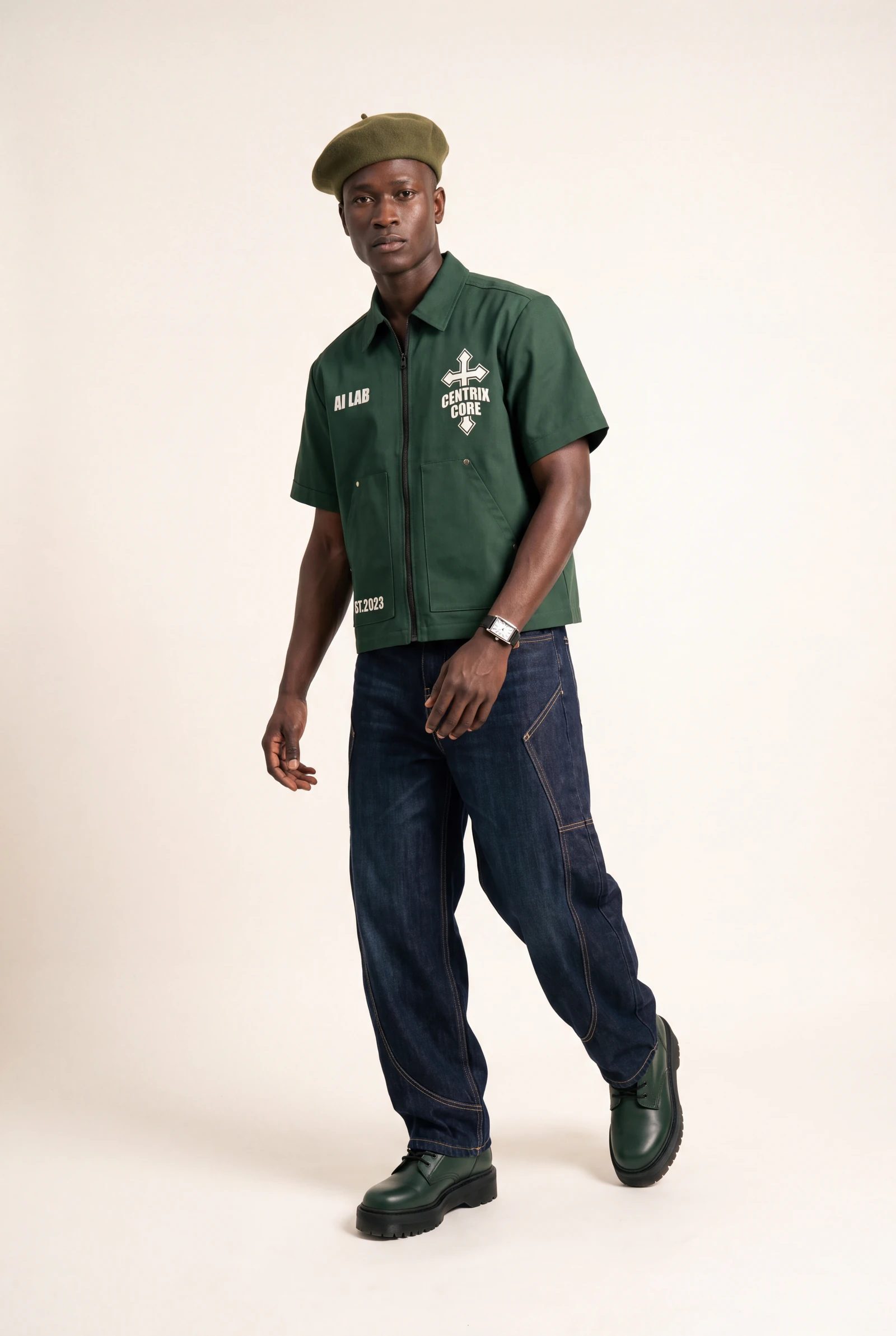 Sobrecamisa Verde Bosque: modelo masculina con el conjunto completo, plano de catálogo en estudio (2 de 3) — Centrix Core