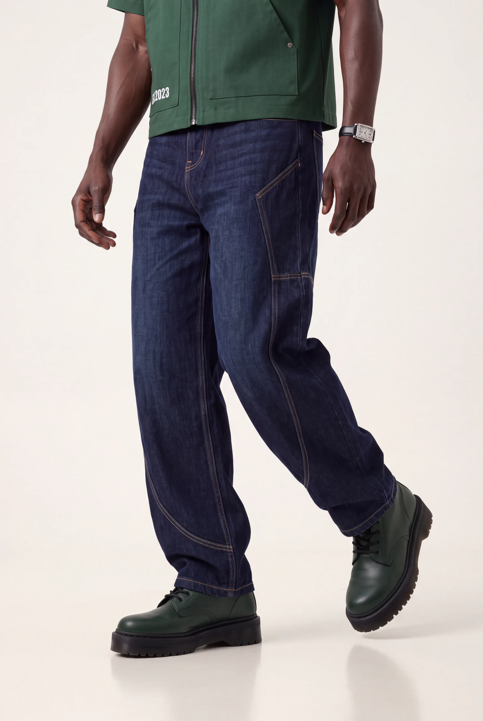 Sobrecamisa Verde Bosque: modelo masculina con el conjunto completo, plano de catálogo en estudio (3 de 3) — Centrix Core