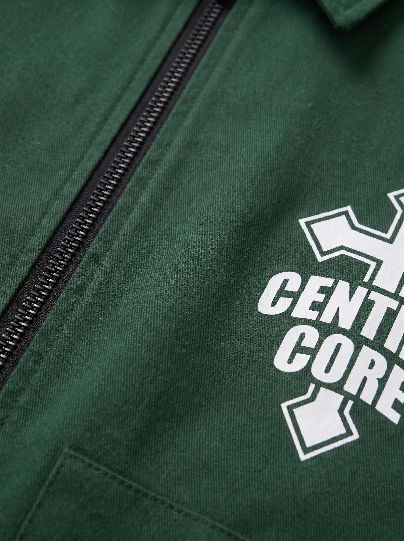 Sobrecamisa Verde Bosque: detalle de la prenda, tejido y acabados, fotografía de producto (4 de 9) — Centrix Core