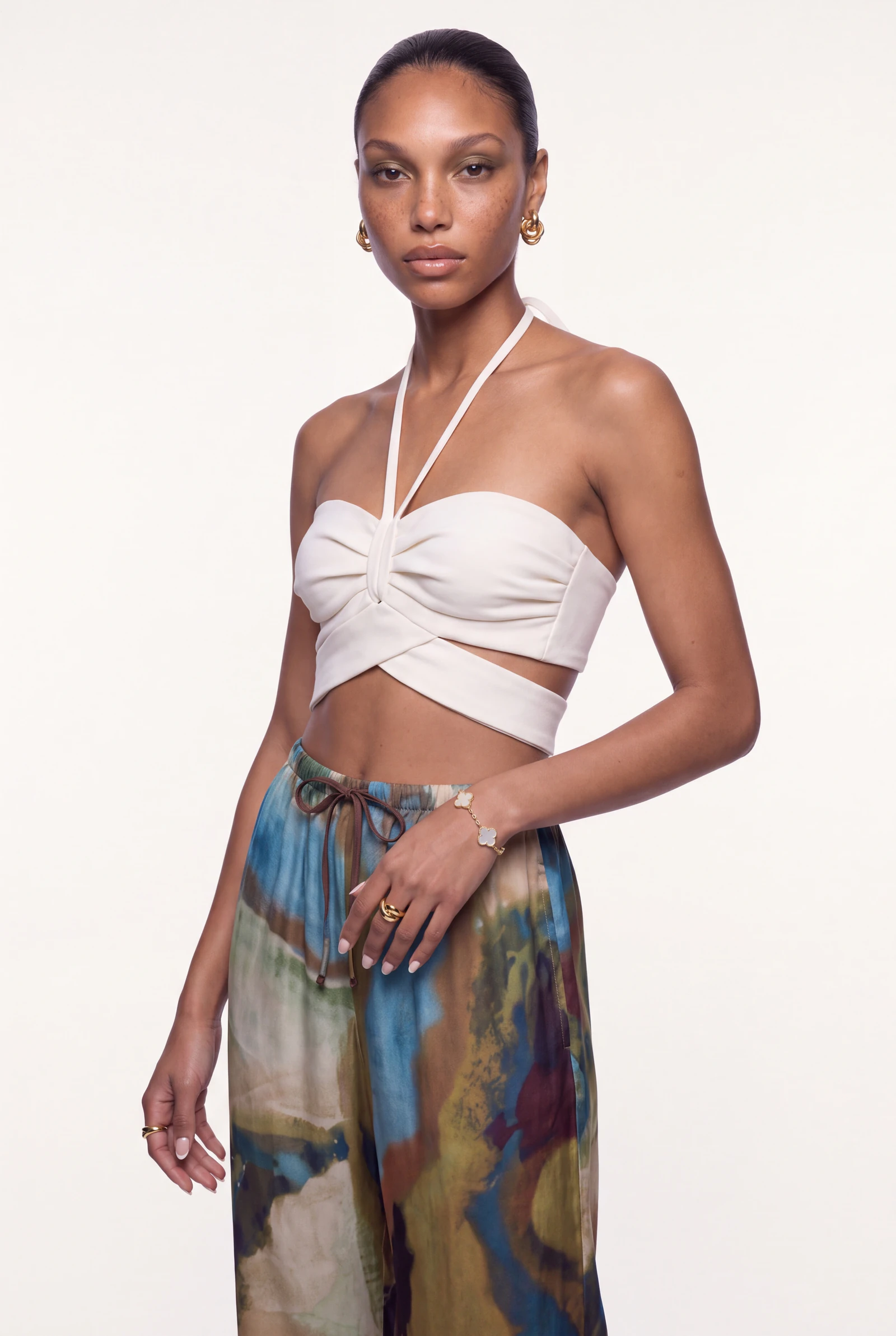 Bandeau y Acuarela: modelo femenina con el conjunto completo, plano de catálogo en estudio (1 de 3) — Centrix Core
