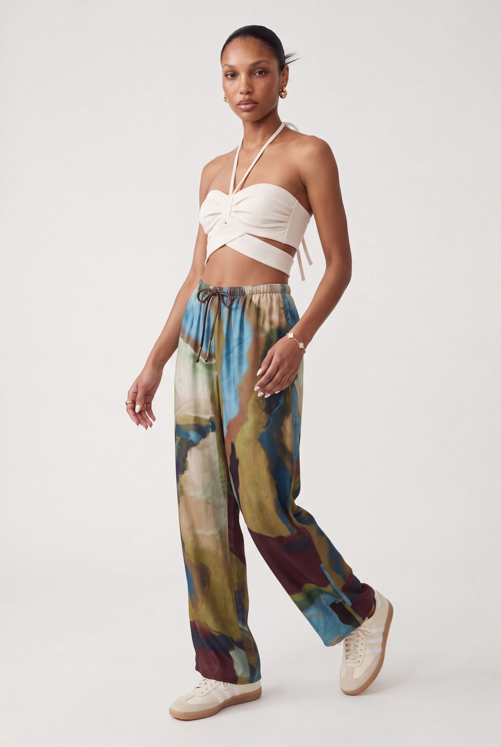Bandeau y Acuarela: modelo femenina con el conjunto completo, plano de catálogo en estudio (2 de 3) — Centrix Core