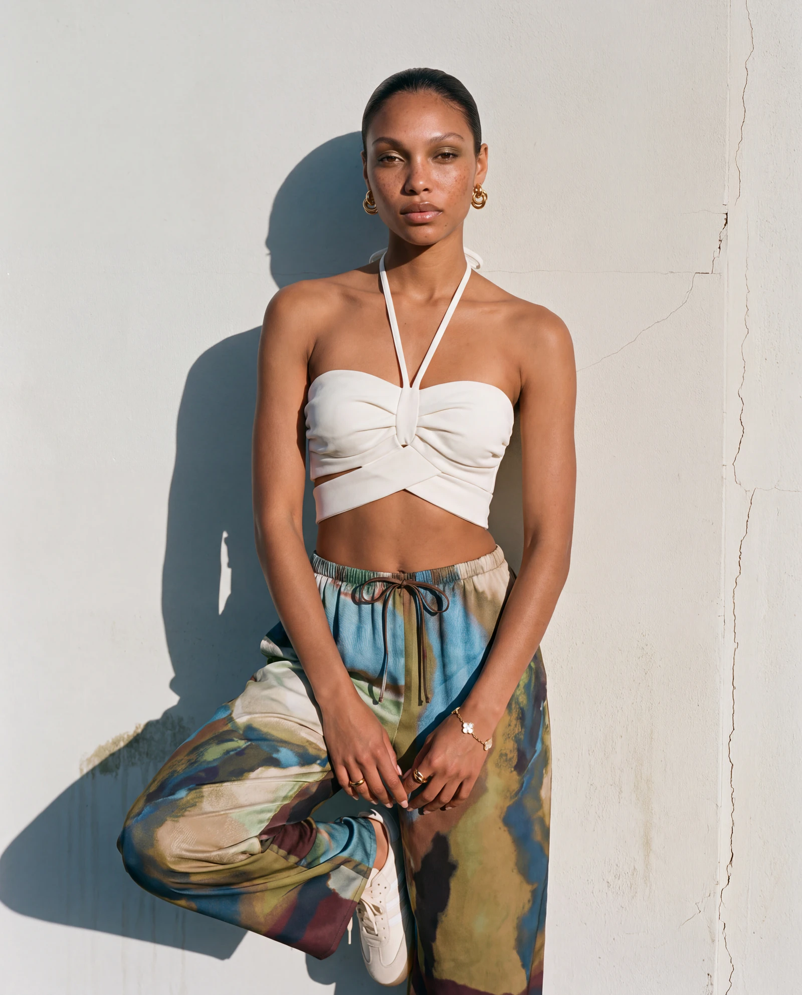 Bandeau y Acuarela: campaña de moda femenina en feria junto al mar · mediodía (5 de 5) — Centrix Core