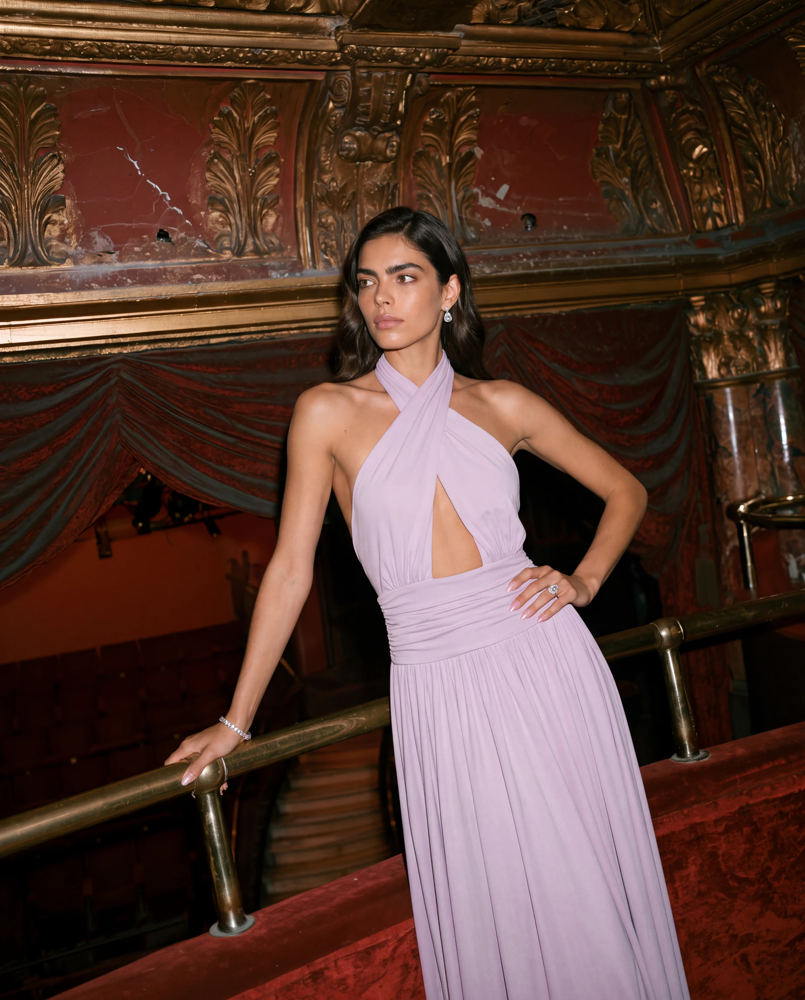 Halter Lila: campaña de moda femenina en teatro y columnata · noche (1 de 5) — Centrix Core